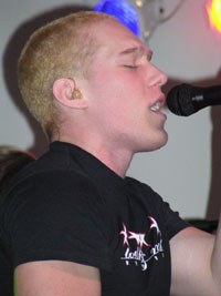Children, do not try singing with your eyes closed at home.